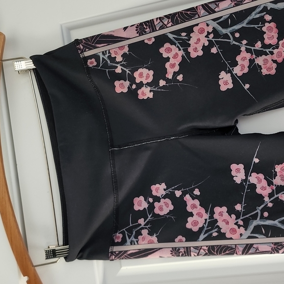Evolution and Creation gray pink floral print workout/yoga capri legging! - Picture 4 of 8
